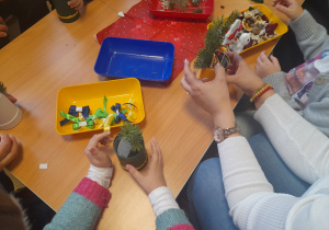 Dzieci i rodzice tworzą swoje stroiki.