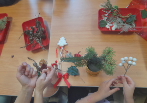 Dzieci i rodzice tworzą swoje stroiki.