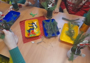 Dzieci i rodzice tworzą swoje stroiki.