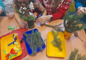 Dzieci i rodzice tworzą swoje stroiki.