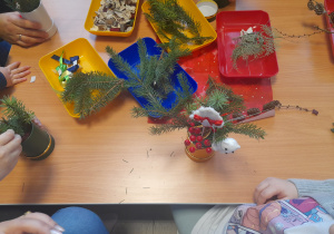 Dzieci i rodzice tworzą swoje stroiki.