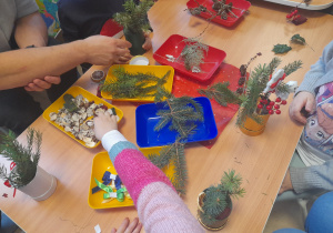 Dzieci i rodzice tworzą swoje stroiki.