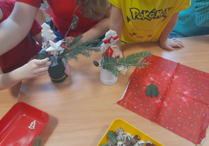 Dzieci i rodzice tworzą swoje stroiki.