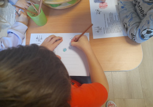 Dzieci rysują kartki do Pana Premiera.