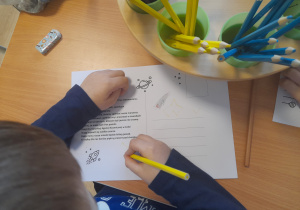 Dzieci rysują kartki do Pana Premiera.