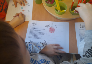 Dzieci rysują kartki do Pana Premiera.