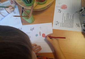 Dzieci rysują kartki do Pana Premiera.