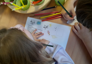 Dzieci rysują kartki do Pana Premiera.