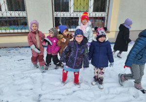 Dzieci na śniegu, na tarasie.