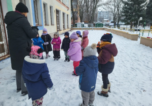 Dzieci na śniegu, na tarasie.