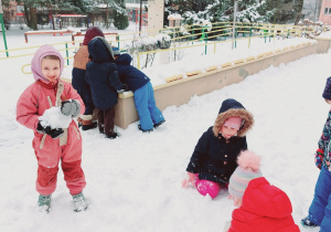 Dzieci bawią się na śniegu.