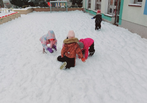 Dzieci lepią bałwana.