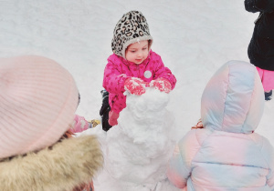 Dzieci lepią bałwana.