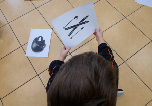 Chłopiec trzyma w ręku ilustrację.