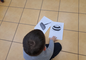 Chłopiec dopasowuje do siebie ilustracje.