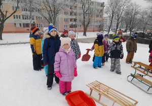 Dzieci stoją na górce.