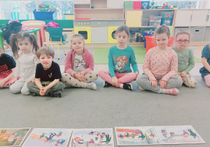 Dzieci słuchają opowiadania.