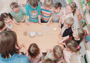 Dzieci wykonują eksperyment ze śniegiem.