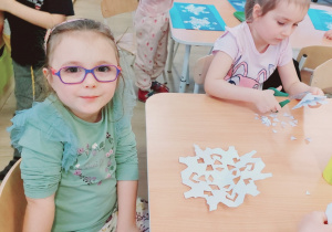 Dziecko prezentuje wycinankę.