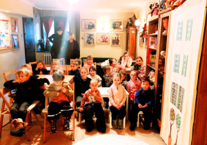 Dzieci oglądają spektakl.