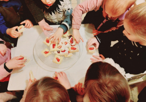 Dzieci jedzą ciastka.