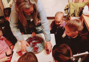 Dzieci piją napój.