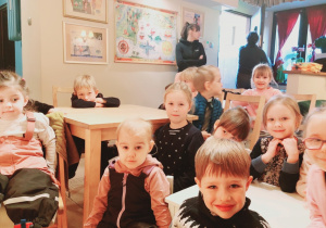 Dzieci oglądają spektakl.