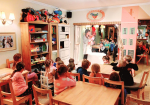 Dzieci oglądają spektakl.