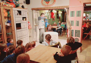 Dzieci oglądają spektakl.