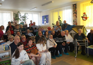 Dziadkowie oglądają występ wnucząt.