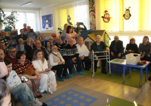 Dziadkowie oglądają występ wnucząt.