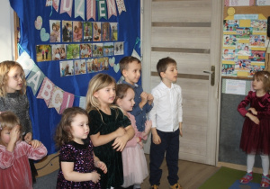 Dzieci śpiewają piosenkę.