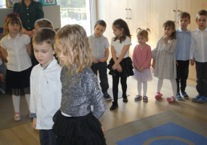 Dzieci mówią wierszyki.