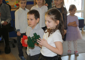 Dzieci mówią wierszyki.