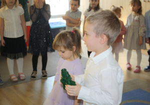 Dzieci mówią wierszyki.