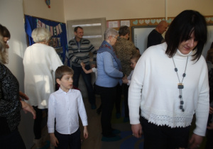 Dzieci tańczą z dziadkami.