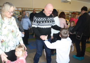 Dzieci tańczą z dziadkami.