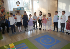 Dzieci tańczą z dziadkami.