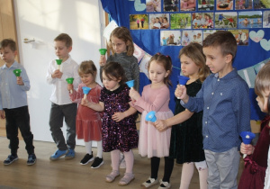 Dzieci grają na dzwonkach.