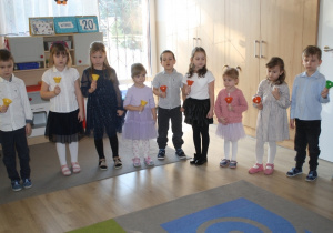 Dzieci grają na dzwonkach.