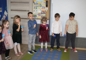 Dzieci grają na dzwonkach.