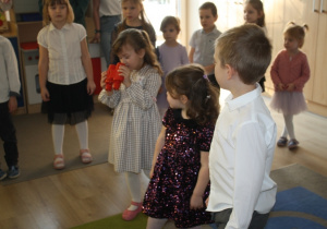 Dzieci mówią wierszyki.