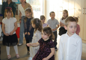 Dzieci mówią wierszyki.