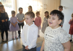 Dzieci mówią wierszyki.