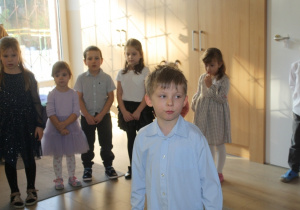 Dzieci mówią wierszyki.