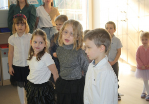 Dzieci mówią wierszyki.