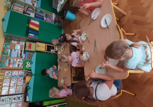 Dzieci jedzą swoje ciasteczka „Zebry”.
