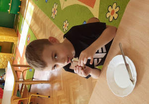 Chłopiec je ciasteczkową zebrę.
