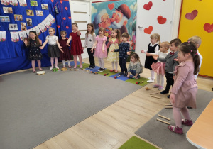 Dzieci stoją w rzędzie.