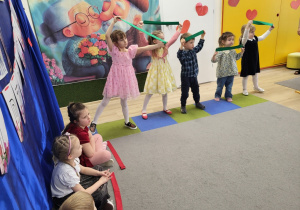 Dzieci tańczą z szarfami.